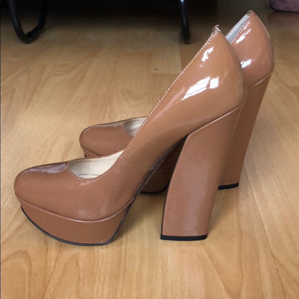Glossy nude pumps